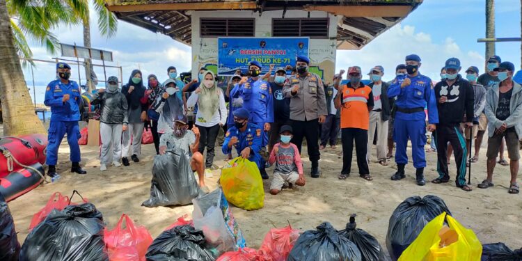 HUT ke  71, Polairud Polres Bontang Gelar Kerja Bakti