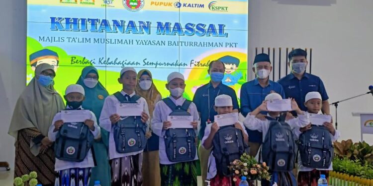 Berbagi Kebahagiaan Sempurnakan Fitrah, Majelis Taklim Muslimah Yayasan Baiturrahman Gelar Khitan Massal