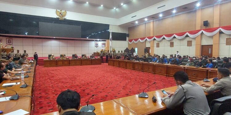 Supir Travel Mengeluh ke Dewan Imbas Kenaikan BBM, Nursalam Janji Godok Regulasi Ringankan Beban di Daerah