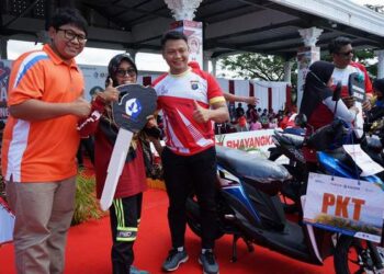Ramaikan HUT Bhayangkara ke-76, PKT Salurkan Satu Unit Sepeda Motor ke Polres Bontang