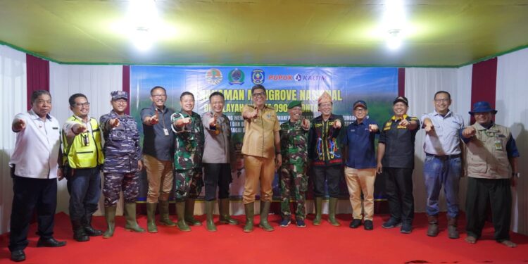 Sukseskan Penanaman Mangrove Bersama TNI secara Nasional, Pupuk Kaltim Salurkan 10 Ribu Bibit