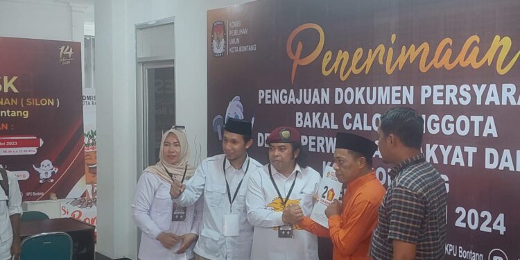 Bersama Ratusan Kader DPC Gerindra Bontang Antar Berkas 25 Bacaleg, Optimis Raih 5 Kursi