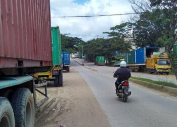 Truk Dan Muatan Peti Kemas Yang Parkir Sembarangan DPRD Kaltim Angkat Bicara