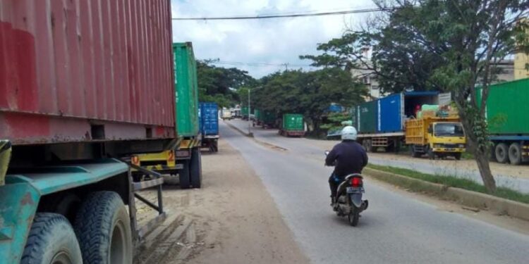 Truk Dan Muatan Peti Kemas Yang Parkir Sembarangan DPRD Kaltim Angkat Bicara