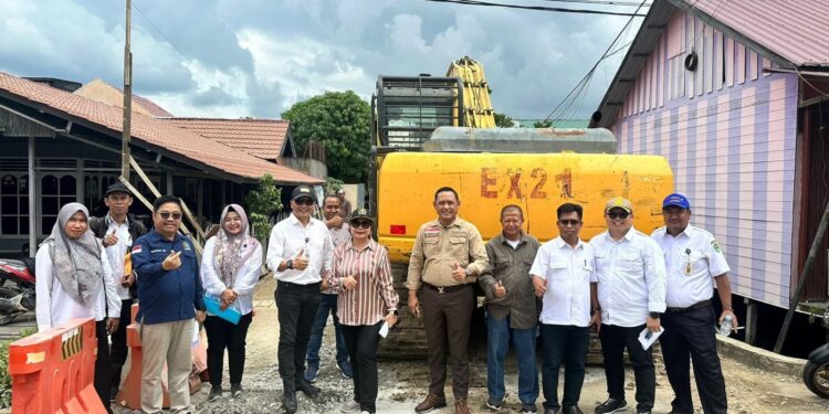 DPRD Kaltim Seno Aji Monitoring Pembangunan Proyek Drainase di Kelurahan Loa Ipuh.