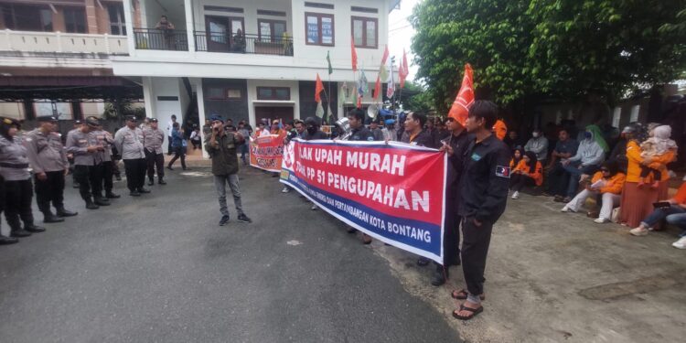 Dibawah Guyuran Hujan, Partai  Buruh dan Serikat Pekerja Bontang Tuntut Kenaikan Upah 15 Persen serta Tolak PP 51 Tentang Pengupahan