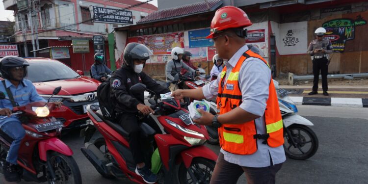 Peringatan Bulan K3, PT Indominco Mandiri Kampanye Keselamatan Berkendara dan Bahaya DBD ke Pengguna Jalan