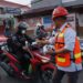 Peringatan Bulan K3, PT Indominco Mandiri Kampanye Keselamatan Berkendara dan Bahaya DBD ke Pengguna Jalan