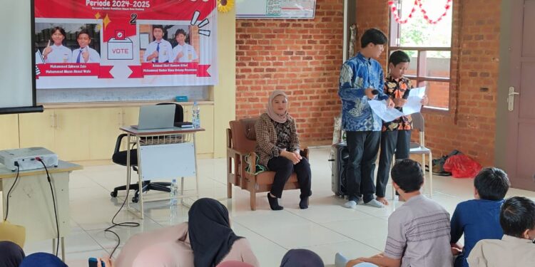 Hadiri Sosialisasi Pendidikan Demokrasi di MTS Al Hafids, KPU Bontang Ajak Partisapasi Pemilih Pemula  Sukseskan Proses Demokrasi