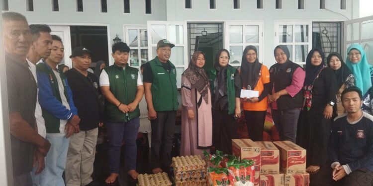 Peduli Korban Kebakaran Selambai, Jajaran Pengurus DPC PKB Serahkan Bantuan ke Korban