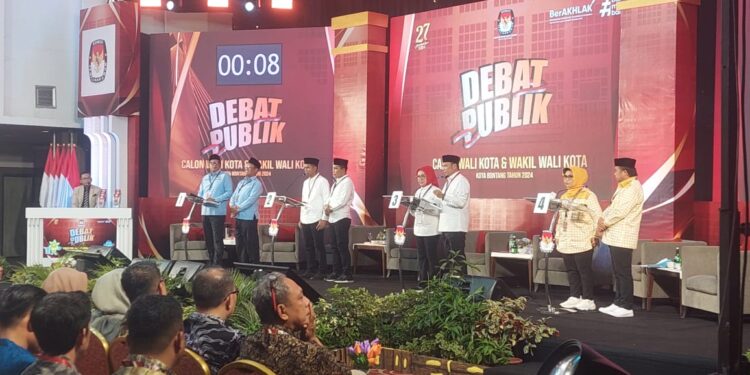 Dua segmen Debat Pilkada Bontang, Chusnul Dhihin Hanya Diam Disamping Basri Rase