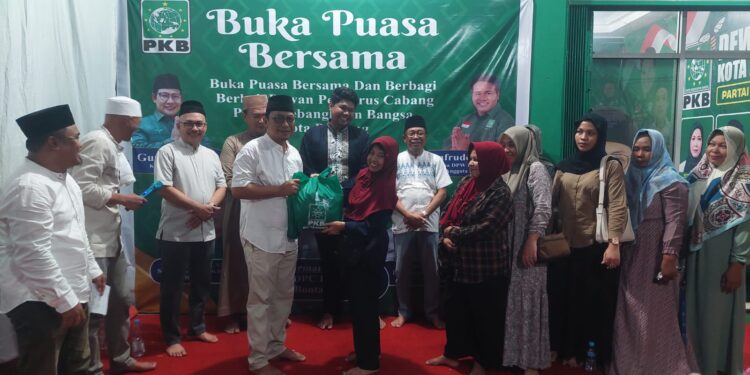 Buka Puasa Bersama dan Berbagi Berkah, DPC PKB Bontang Salurkan Bantuan Paket Sembako ke Warga dan Yatim Piatu