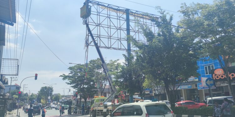 14 Baliho di Median Jalan Ditertibkan, DPMPTSP Bontang Libatkan Sejumlah Instansi