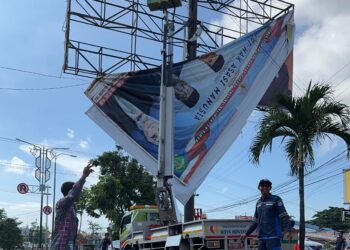 Dianggap Membahayakan Pengguna Jalan, DPM-PTSP Bontang Bakal Tertibkan Billboard di Median Jalan