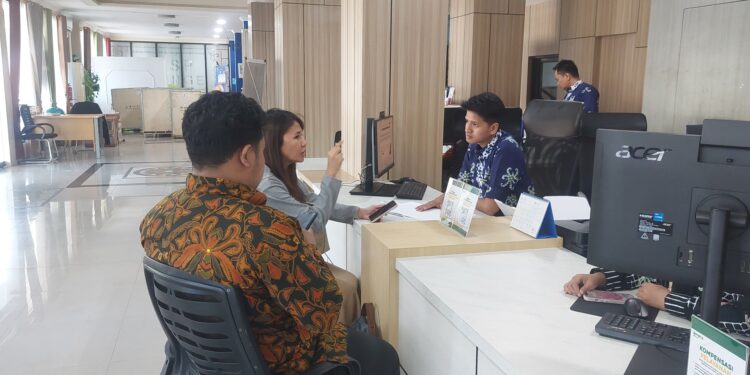 Petugas Front Desk DPM-PTSP Bontang Jadi Garda Terdepan Layanan Publik