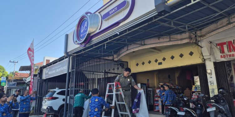 DPMPTSP Bontang Tertibkan Ratusan Reklame Rokok di 15 Kelurahan