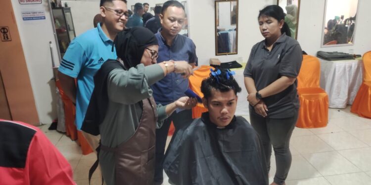 Cetak Tukang Cukur Profesional, LPK Nurwara dan Disnaker Bontang Adakan Pelatihan Barbershop