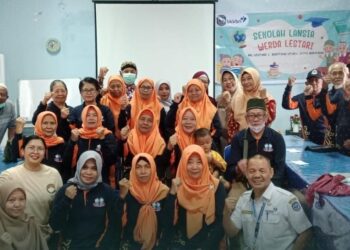 Aspiannur Apresiasi DWP DPMPTSP Bontang dalam Kegiatan Sekolah Lansia