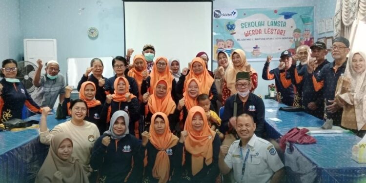 Aspiannur Apresiasi DWP DPMPTSP Bontang dalam Kegiatan Sekolah Lansia