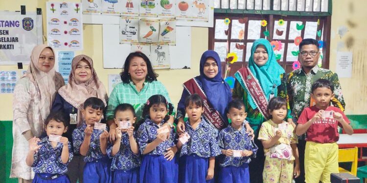 Disdukcapil Dampingi Bunda PAUD Gunung Elai Layani Pembuatan KIA di Dua TK