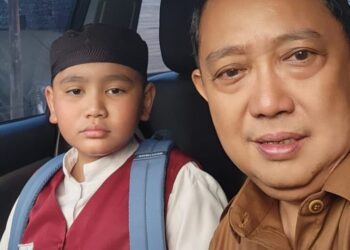 Kepala DPM-PTSP Bontang Antar Anak di Hari Pertama Sekolah, Apresiasi Imbauan Sebaya