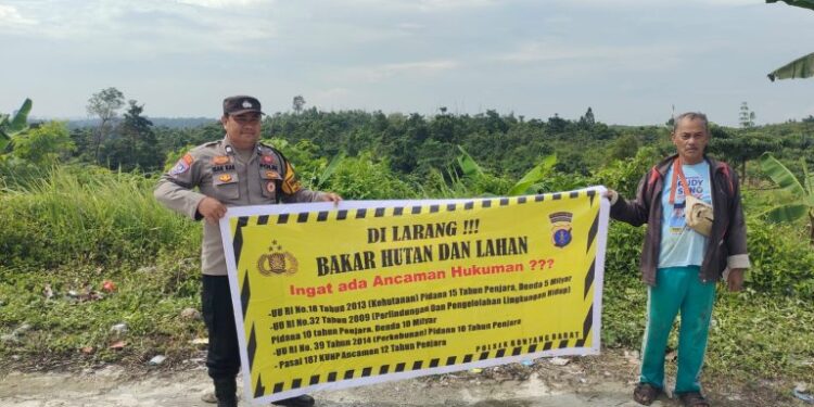 Bhabinkamtibmas Kanaan Sosialisasikan Pencegahan Karhutla kepada Warga