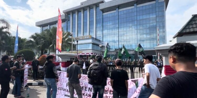HMI Samarinda Gelar Aksi di Kantor Gubernur, Desak Perbaikan Infrastruktur hingga Usut Dugaan Korupsi DBON