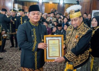 Kapolda Kaltim Irjen Endar Priantoro Terima Gelar Kehormatan dari Kesultanan Kutai Kartanegara
