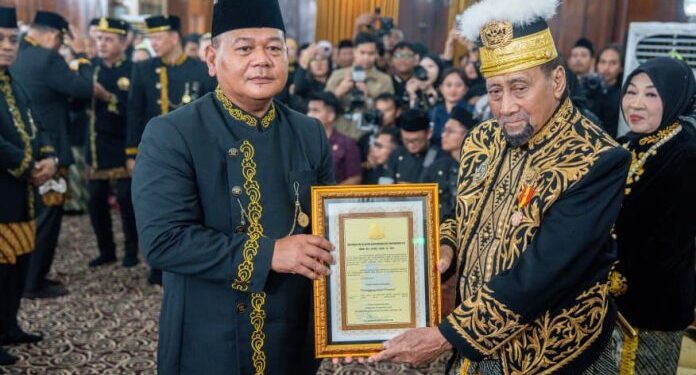 Kapolda Kaltim Irjen Endar Priantoro Terima Gelar Kehormatan dari Kesultanan Kutai Kartanegara