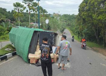 Truk Pengangkut Sembako Terbalik di Tanjakan RSUD Taman Husada Bontang, Supir Selamat