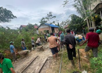 Warga Bukit Pasir Kampung Masdarling Gotong Royong Perbaiki Jalan Rusak, Harap Pemerintah Turun Tangan