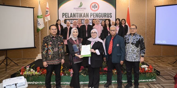 Resmi Dilantik, dr Yuniarti Arbain Pimpin PERDAWERI Kaltim Periode 2026–2029