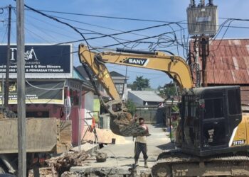 Alat Berat Proyek Trotoar HM Ardhan Mengenai Kabel Gardu, Warga Terdampak Pemadaman Listrik