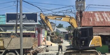 Alat Berat Proyek Trotoar HM Ardhan Mengenai Kabel Gardu, Warga Terdampak Pemadaman Listrik