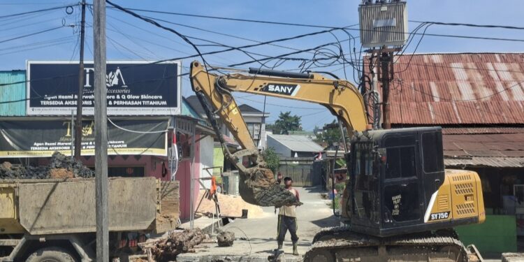 Alat Berat Proyek Trotoar HM Ardhan Mengenai Kabel Gardu, Warga Terdampak Pemadaman Listrik