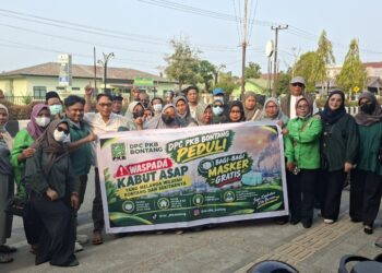 Cegah Dampak Kabut Asap, PKB Bontang Bagikan Ribuan Masker ke Pengguna Jalan
