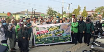 Cegah Dampak Kabut Asap, PKB Bontang Bagikan Ribuan Masker ke Pengguna Jalan