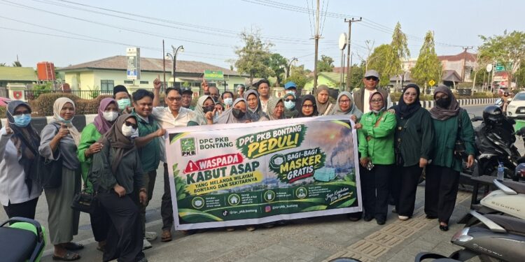 Cegah Dampak Kabut Asap, PKB Bontang Bagikan Ribuan Masker ke Pengguna Jalan